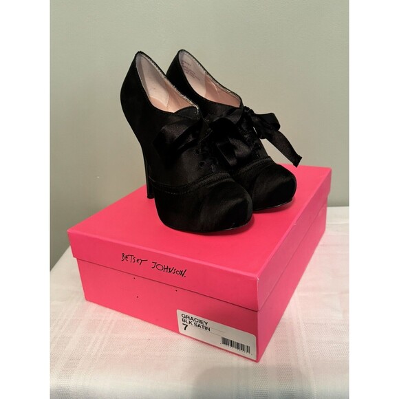 Classy Betsey Johnson GRACIEY Black Satin High Heel Shoes Size 7 /Box - Picture 1 of 9